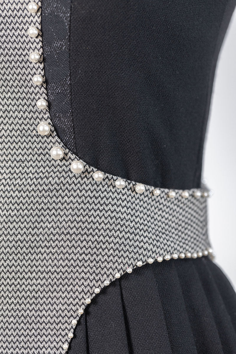 16.Black pleated vest